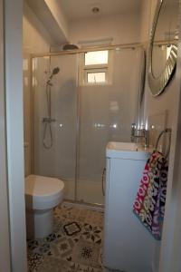 Un baño con ducha, inodoro y lavabo. en Sobo Retreat, en Iford 34 fotos más