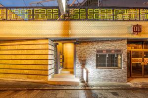 un edificio con scala che conduce a una porta di Linden Haus BEPPU - Vacation STAY 54769 a Beppu