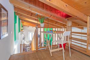 una habitación con mesa y sillas en una casa en Nido dell'Usignolo - Happy Rentals, en Riva del Garda