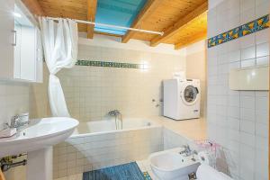 Un baño con lavabo y lavadora. en Nido dell'Usignolo - Happy Rentals, en Riva del Garda 22 fotos más