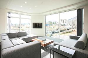 Μια τηλεόραση ή/και κέντρο ψυχαγωγίας στο Bluebird Apartment by Jade Group