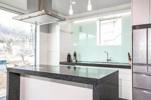 Η κουζίνα ή μικρή κουζίνα στο Bluebird Apartment by Jade Group
