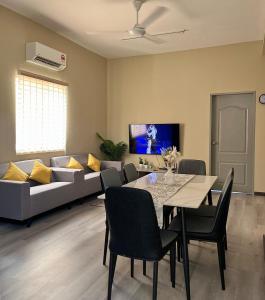 Телевизор и/или развлекательный центр в HanaHouz - Homestay