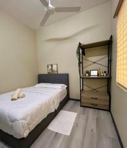 En eller flere senge i et værelse på Hana Houz Homestay