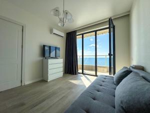 TV a/nebo společenská místnost v ubytování Bamboo Beach Tsikhisdziri