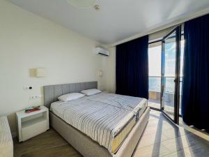 een slaapkamer met een bed met uitzicht op de oceaan bij Bamboo Beach Tsikhisdziri in Tsikhisdziri