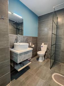 オフリドにあるAGH Elite Apartments & Studiosの洗面台とトイレ付きのバスルーム +167枚の写真