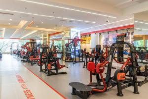 un gimnasio con cintas de correr y máquinas elípticas en Ramada Plaza by Wyndham Chongqing West, en Dazu