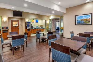 Ruang duduk di Comfort Suites Eugene University