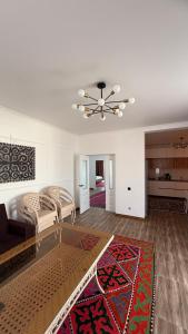 TongAgat cottage的带吊扇和桌子的客厅 更多13张照片