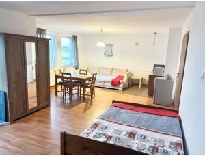 ein Wohnzimmer mit Bett und ein Esszimmer in der Unterkunft Julus in Łeba