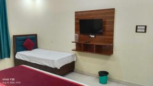 Una televisión o centro de entretenimiento en Hotel O Luxe Paradise
