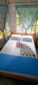 Puerto NariñoにあるHotel Tatüane mundo Amazónicoの花束のベッド