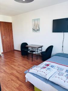 ein Schlafzimmer mit einem Bett, einem Tisch und Stühlen in der Unterkunft Julus in Łeba + 38 Fotos