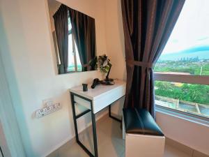 ジョホールバルにあるB01 Pandan Luxury Design Family Penthouseのバスルーム(シンク、鏡、椅子付)