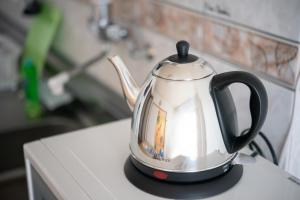 einen Wasserkocher auf einer Theke in der Unterkunft Living CUBE Beppu Station Annex / Vacation STAY 54919 in Beppu + 18 Fotos