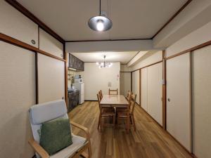 ein Esszimmer und eine Küche mit Tisch und Stühlen in der Unterkunft Living CUBE Beppu Station Annex / Vacation STAY 54919 in Beppu