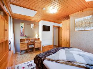EberndorfにあるApartment in Eberndorf near Petzen Ski Areaの木製の天井が特徴のベッドルーム1室(ベッド1台付) +16枚の写真