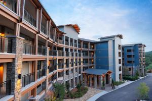 鸽子谷Hilton Vacation Club Mill Springs Lodge Pigeon Forge的公寓大楼的空中景致