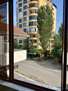 una ventana con vistas a la calle en Sunny Balcony Retreat Pogradec, en Pogradec