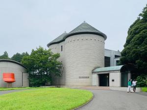 un grande edificio bianco con una cupola in cima di TanTei / Vacation STAY 5504 a Yachimata