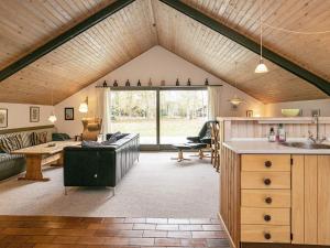 eine Küche und ein Wohnzimmer mit einem großen Fenster in der Unterkunft 5 person holiday home in Martofte-By Traum in Nordskov + 11 Fotos