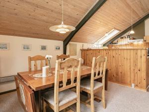 Nordskovにある5 person holiday home in Martofte-By Traumの木製のテーブルと椅子のあるダイニングルーム +12枚の写真