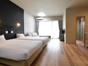 ein Hotelzimmer mit zwei Betten und einem Fenster in der Unterkunft Rakuten STAY MOTEL Kujukurihama Katakai 203 1LDK with BBQ terrace in Kujukuri