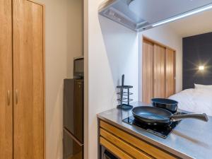 eine Küche mit einer Bratpfanne auf einer Theke in der Unterkunft Rakuten STAY MOTEL Kujukurihama Katakai 203 1LDK with BBQ terrace in Kujukuri