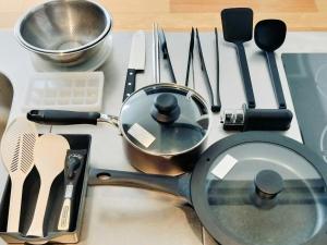 Ein Haufen Küchenutensilien auf einer Theke in der Unterkunft Rakuten STAY MOTEL Kujukurihama Katakai 203 1LDK with BBQ terrace in Kujukuri + 14 Fotos