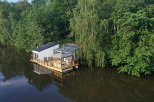 a house on a dock in the middle of the water at Relax husbåt in Edsvalla