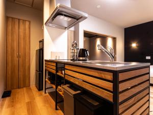 日光市にあるRakuten STAY MOTEL 日光鬼怒川 ドッグフレンドリールームのシンクとコンロのあるキッチン