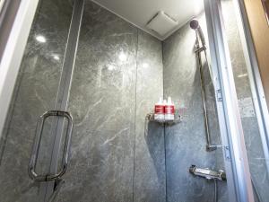 日光市にあるRakuten STAY MOTEL 日光鬼怒川 ドッグフレンドリールームのシャワーブース(ガラスドア付) +25枚の写真