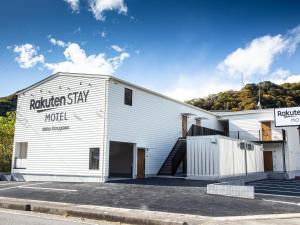 日光市にあるRakuten STAY MOTEL 日光鬼怒川 ドッグフレンドリールームの白い建物(レイダーステイモーテルと表示)