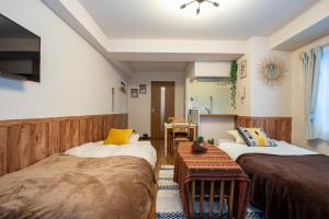 札幌市にあるRest 52 - Vacation STAY 12217のベッド2台とテーブルのある部屋