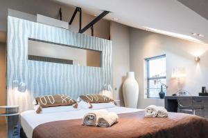 Postel nebo postele na pokoji v ubytování Fresh Modern Suite, Close To City Hotspots