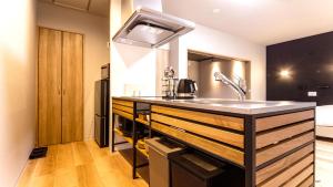 - une cuisine avec un évier dans la chambre dans l'établissement Rakuten STAY MOTEL Nikko Kinugawa Standard Room, à Nikkō