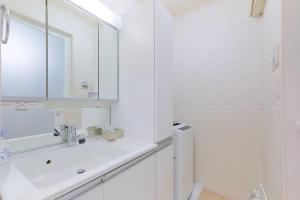 KamatachōにあるEtoile Soshigaya / Vacation STAY 62643の洗面台と鏡のある白いバスルーム +27枚の写真