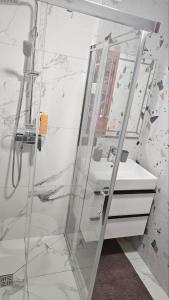 Cottage MiniHouse في Kozevo: حمام مزود بحوض ومِرآة