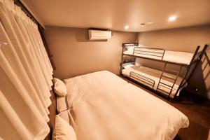 Giường trong phòng chung tại Rakuten STAY x EAGLES 202 with Roof balcony
