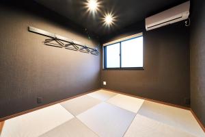an empty room with a window and a air conditioner at Rakuten STAY HOUSE Kisarazu in Kisarazu