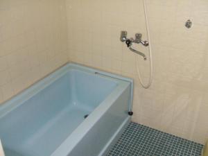 a blue tub in a bathroom with a shower at Weekly Harbourview Mansion Main Building / Vacation STAY 74570 in Naha