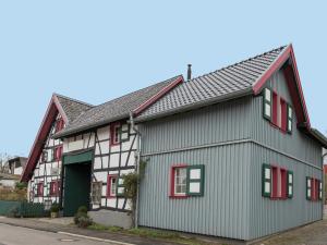 Una casa con persianas verdes y rojas. en Monschau Nature Nook Apartment, en Schleiden