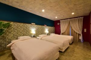 eine Reihe von 4 Betten in einem Zimmer in der Unterkunft Center Kamei-cho / Vacation STAY 75207 in Takamatsu