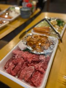 un plateau de viande et d'autres aliments sur une table dans l'établissement Makino Kogen 123 Building / Vacation STAY 79154, à Kaizu 10 autres photos