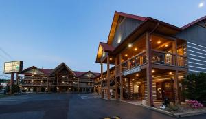 an empty parking lot in front of a hotel at Timbers Lodge in Pigeon Forge