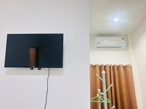 Elle comprend une télévision murale à écran plat. dans l'établissement Hatyai city habibi home 2, à Sathani Hat Yai