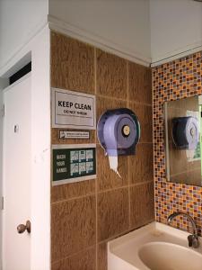 een badkamer met een 'houd schoon'-bord en een wastafel bij Royal Lodge @ Pagoda Street in Singapore +73 foto's