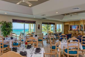Un restaurant sau alt loc unde se poate mânca la Wyndham Reef Resort, Grand Cayman