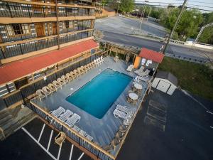 an overhead view of a swimming pool with chairs and a building at Timbers Lodge in Pigeon Forge